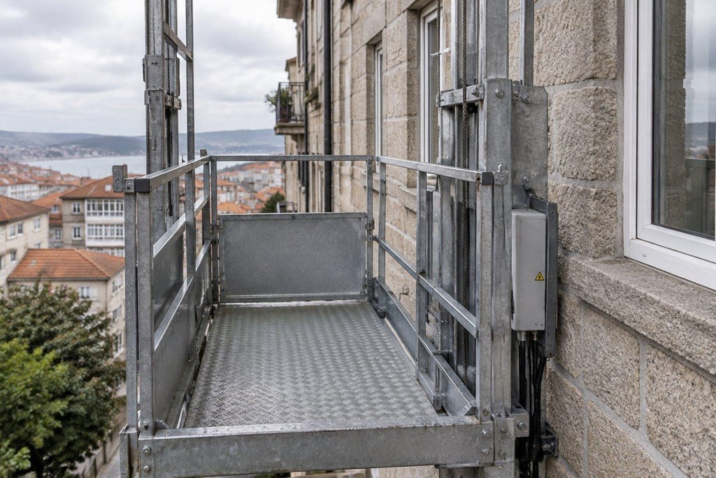 Foto 1 Mudanzas sin riesgos: elevadores de fachada en Galicia