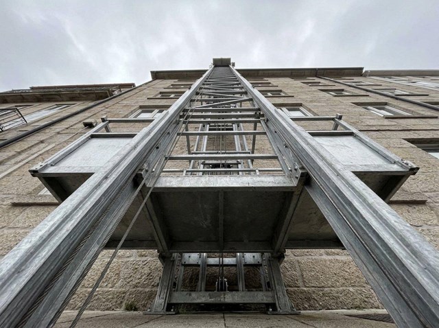 Mudanzas sin riesgos: elevadores de fachada en Galicia - Imagen 1