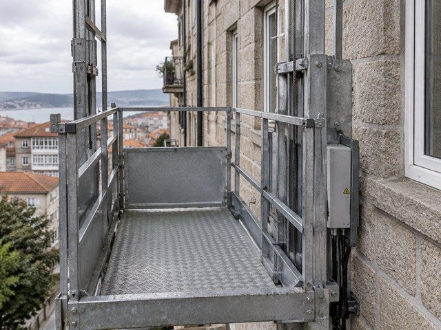 Mudanzas sin riesgos: elevadores de fachada en Galicia
