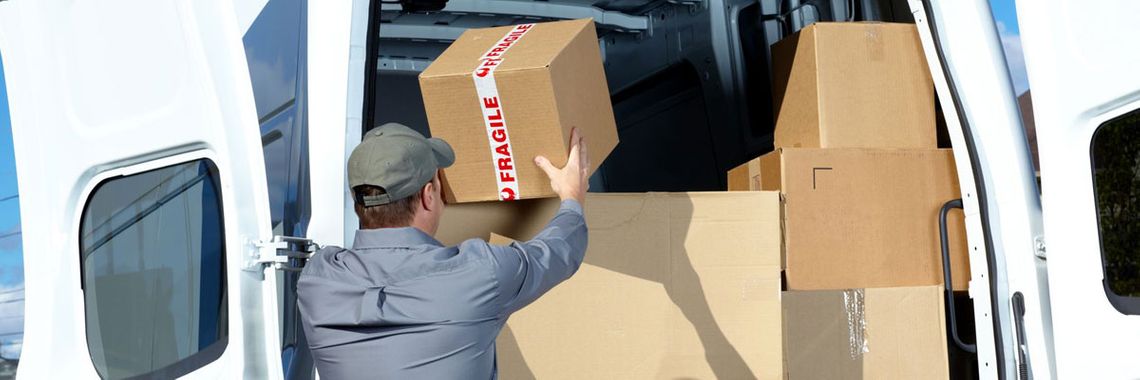 trabajador transportando caja